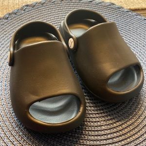 Yesss I have them in black tooo for your lil one ✨